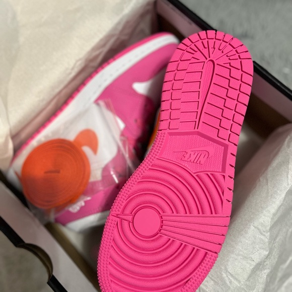 Nike BNWT Air Jordan 1 Mid - Picture 2 of 4